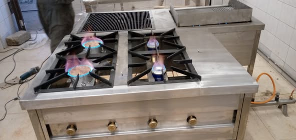 4 burner cooker with oven - Image 2